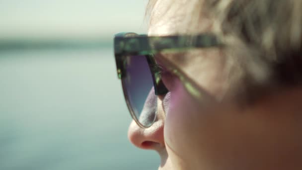 Güneş Gözlüklü Genç Kadın Izliyor — Stok video