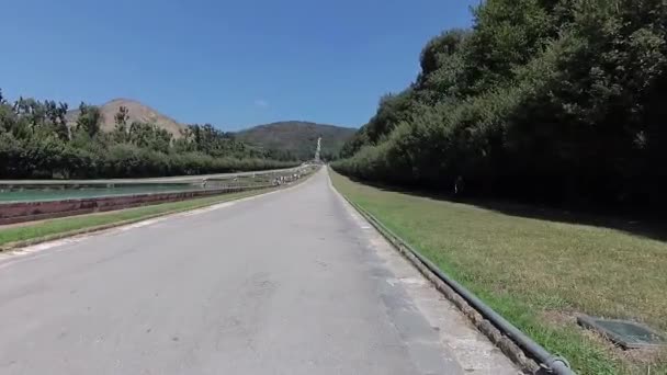 Passeggiando Nella Principale Del Giardino Reale Caserta — Video Stock