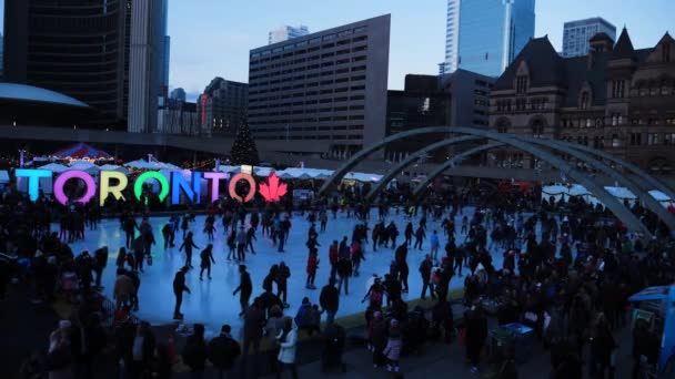 2017 Toronto Natal Nathan Phillips Quadrados Muitas Pessoas Patinação Gelo — Vídeo de Stock