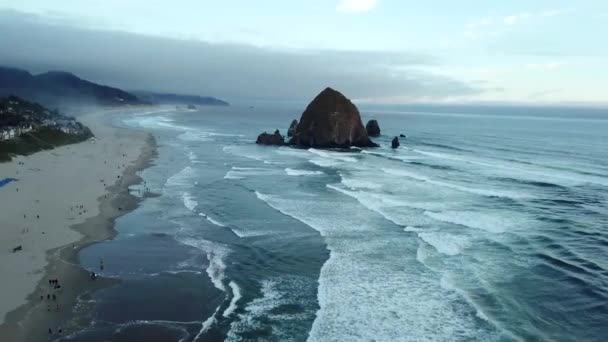 Filmagem Sobre Cannon Beach Oregon Filmado Sobre Costa Vendo Rock — Vídeo de Stock