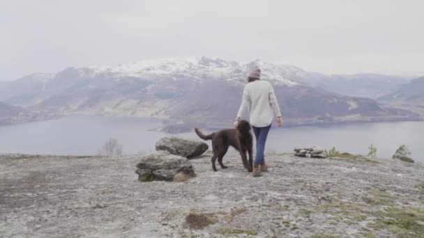 Woman Red Cap Grey Sweater Blue Jeans Brown Boots Walking — Stock Video