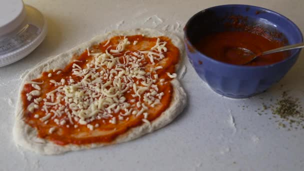 Mozzarella Dodawana Domowej Pizzy — Wideo stockowe