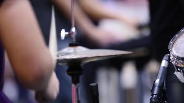 Close Tocando Banda Instrumental Bateria Baixo Concerto Praticando Para Competição — Vídeo de Stock