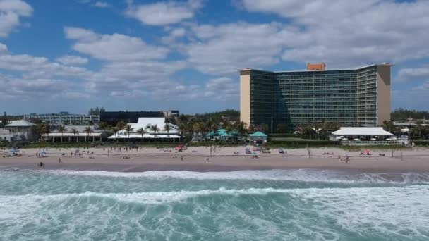 Полет Вдали Ресторанов Большой Кондоминиум Пляже Волнами Выходящими Берег — стоковое видео