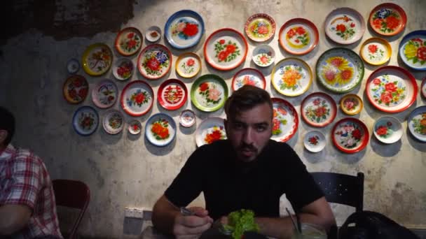 Бородач Использует Салфетку Перед Стеной Малакке Малайзия — стоковое видео