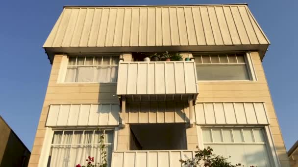 Una Sartén Cámara Lenta Edificio Apartamentos Amarillo Durante Medio Día — Vídeos de Stock