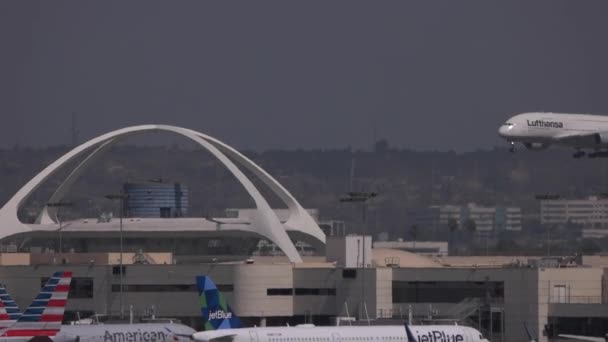 항공사 루프트한자 A380 Lax 상징적 24R 활주로에 천천히 — 비디오