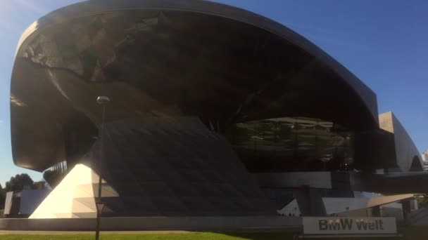 Bmw Welt München Tagsüber — Stockvideo