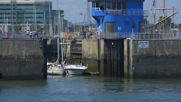 Mnoho Lodí Opouští Qubec City Místní Příliv Zámek Prozkoumat Lawrence — Stock video