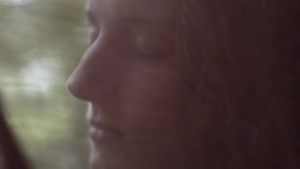 Akan Kırmızı Ekranın Arkasında Bir Kadının Soyut Bir Görüntüsü — Stok video