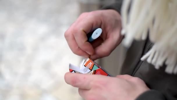 タバコを吸う男の閉鎖 — ストック動画