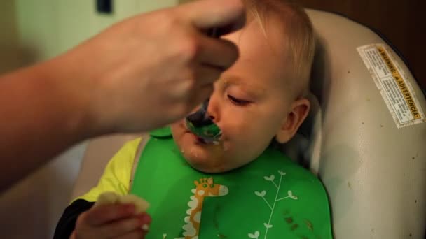 Ett Barn Äter Från Sked Och Sedan Matar Sig Själv — Stockvideo