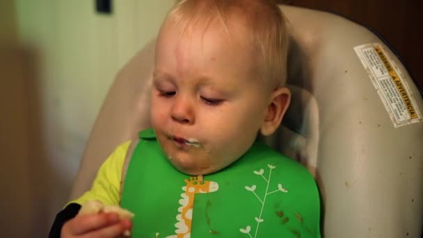 Bambino Mangia Dal Cucchiaio Poi Nutre Rallentatore — Video Stock