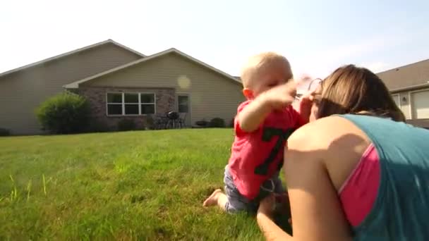 Een Peuter Trekt Zich Omhoog Knuffelt Zijn Moeder — Stockvideo