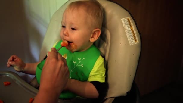 スローモーションで食べ物を拒否する赤ん坊 — ストック動画