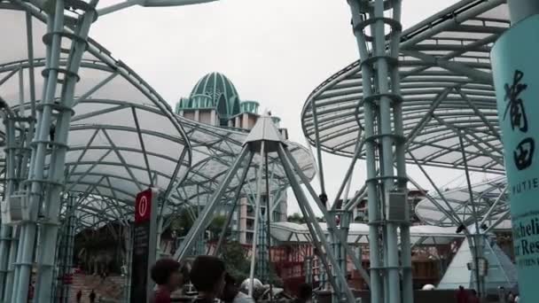 Slow Motion Indringen Een Metalen Constructie Van Design Sentosa Park — Stockvideo