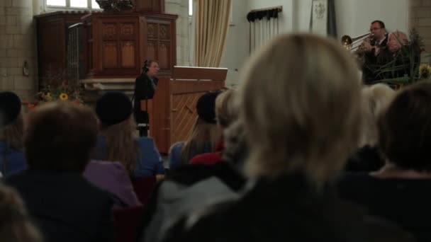 Pianist Posaunist Und Sopransaxofonist Spielen Einer Kirche Und Das Publikum — Stockvideo