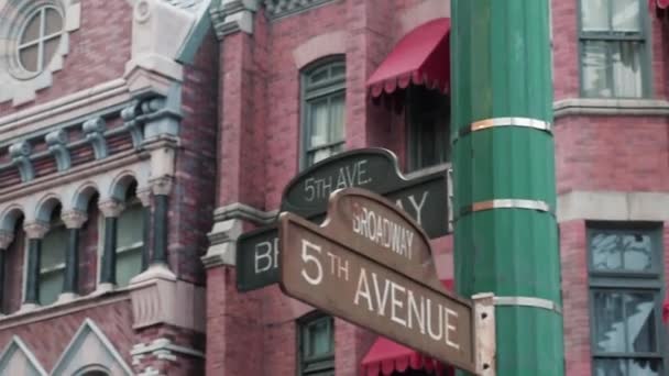 Pushing 5Th Avenue Sign Universal Studios Singapore — Stock Video