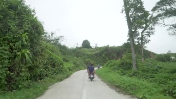 Медленно Движущийся Мотоцикл Едет Извилистым Дорогам Гор Себу Толстые Серые — стоковое видео