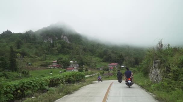 Przyjaciele Jeżdżą Motocyklach Górskich Wioskach Cebu Zwolnionym Tempie Gęste Chmury — Wideo stockowe