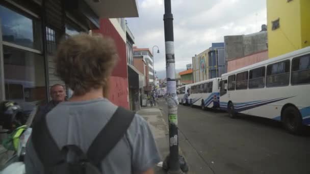 Een Toerist Wandelen Straten Van San Jose Buurt Van Een — Stockvideo