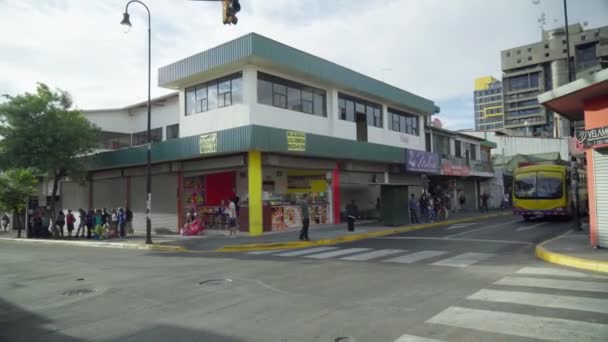 Λεωφορείο Που Διασχίζει Μια Διασταύρωση Μια Πόλη Στην Κόστα Ρίκα — Αρχείο Βίντεο