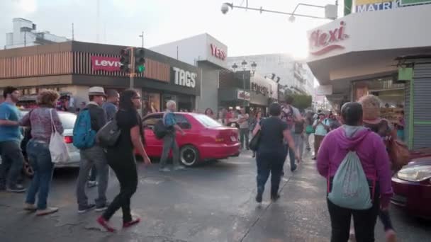 Mucha Gente Cruza Las Calles Mismo Tiempo Durante Hora Punta — Vídeo de stock