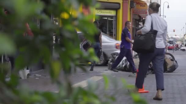 Люди Идущие Стороне Ходить Большим Количеством Мусора Улице Сан Хосе — стоковое видео