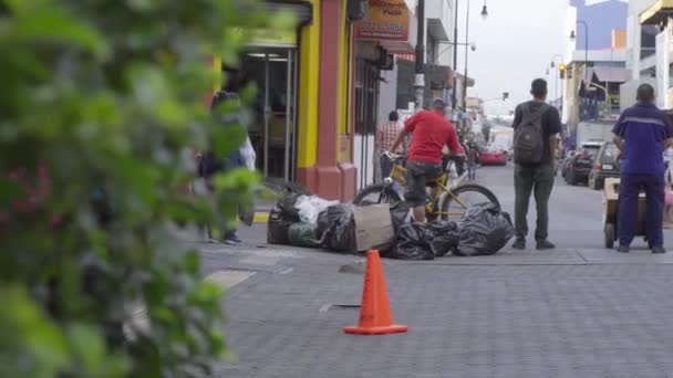 사람들이 걸어다니는 호세의 거리에 쓰레기가 — 비디오