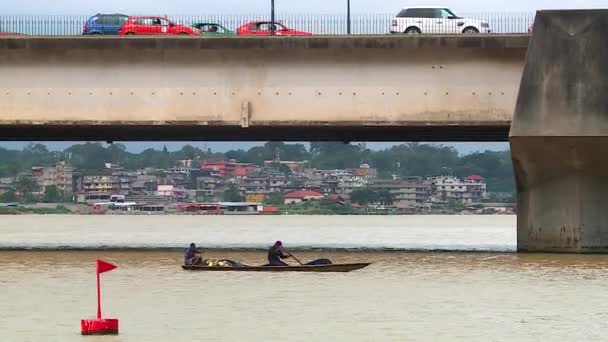 Pirogue Med Två Ivorianska Fiskare Framför Charles Gaulle Bron Abidjan — Stockvideo