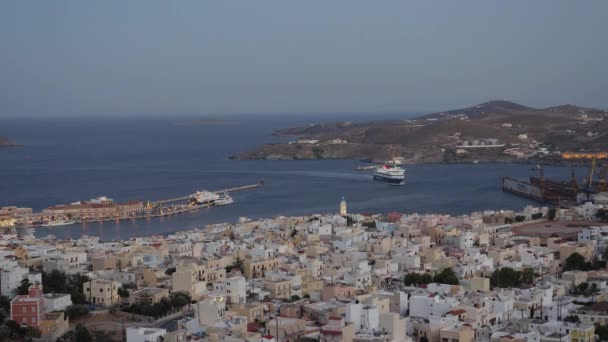 Vue Ensemble Des Maisons Sur Côte Île Syros Comme Bateau — Video