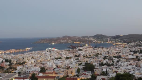Widok Krajobrazowy Wsi Wybrzeżu Wyspy Syros Cykladach Godzinach Wieczornych Światłami — Wideo stockowe