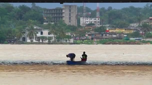 Pirogue Med Två Ivorianska Fiskare Charles Gaulle Bron Abidjan Elfenbenskusten — Stockvideo