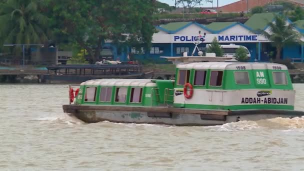 Flodfärja Lagunen Abidjan Nära Polisens Sjöfartsbyggnad Elfenbenskusten — Stockvideo