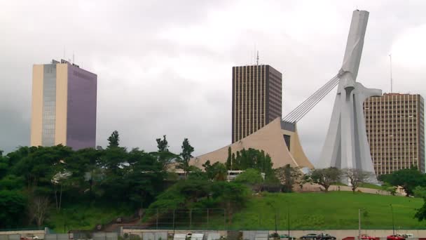 阿比让圣保罗大教堂的远景规划 它是由意大利建筑师Aldo Spirito在Flix Houphout Boigny总统的倡议下于阿比让建造的 — 图库视频影像