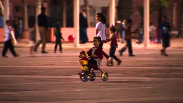 Chicas Jóvenes Haciendo Bicicleta Plaza Oum Saad Por Noche Ciudad — Vídeo de stock