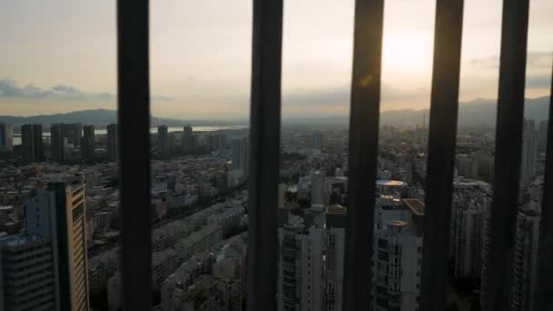 Urban Widok Miasto Koryta Kraty Ogrodzenie Zachód Słońca — Wideo stockowe