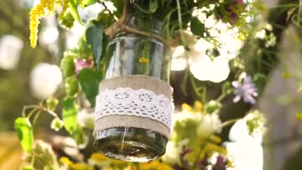 Flores Frasco Vidrio Colgado Árbol — Vídeos de Stock