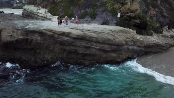 Cliff Jumping Laguna Beach Californië — Stockvideo