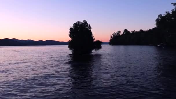 Расслабляющий Вид Закат Озера Джордж Нью Йорке Время Лодка Проходит — стоковое видео