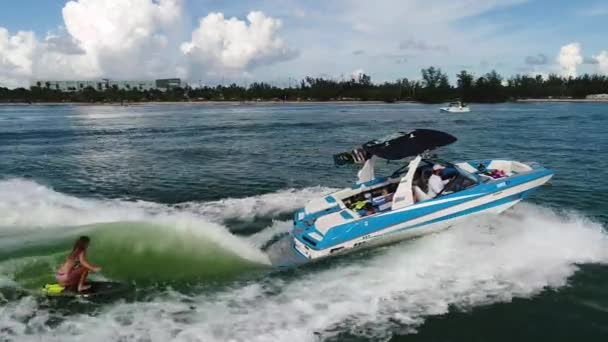 Chica Despierta Surfeando Key Biscayne Buen Día — Vídeo de stock