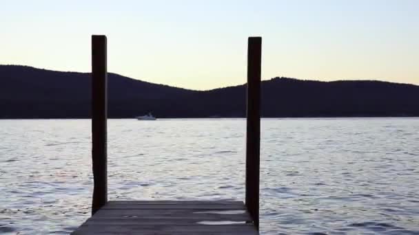 Widok Zachód Słońca Jeziora George Doku Łodzi Otaczających Adirondack Podnóża — Wideo stockowe