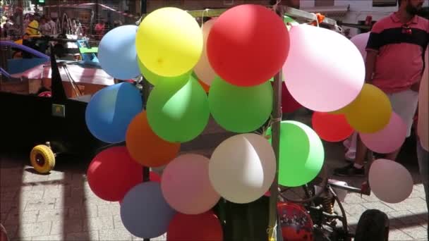 Άνθρωποι Φρεζάρισμα Πίσω Από Μπαλόνι Διακοσμημένα Σπιτικά Αγωνιστικά Αυτοκίνητο Στην — Αρχείο Βίντεο