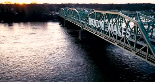 Ptaki Przelatują Nad Trenton Makes Bridge Nad Rzeką Delaware Trenton — Wideo stockowe