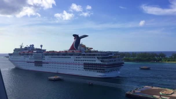 Kryssningsfartyg Som Lämnar Hamnen Bahamas — Stockvideo