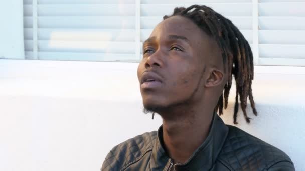 Hombre Africano Joven Guapo Con Trenzas Siente Feliz Contento Apoyándose — Vídeos de Stock