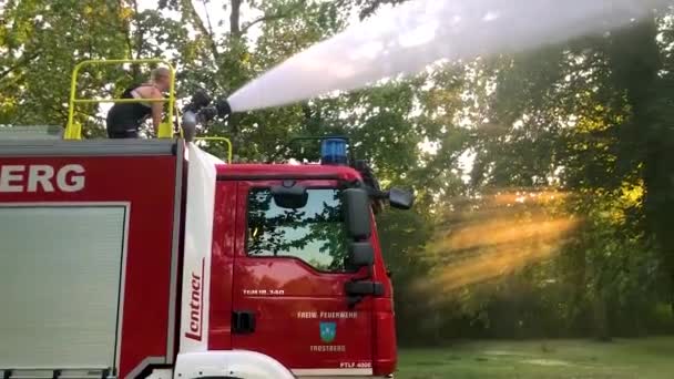 Niemiecki Firetruck Spryskiwanie Wody Dla Dzieci Drzew Upalny Letni Dzień — Wideo stockowe