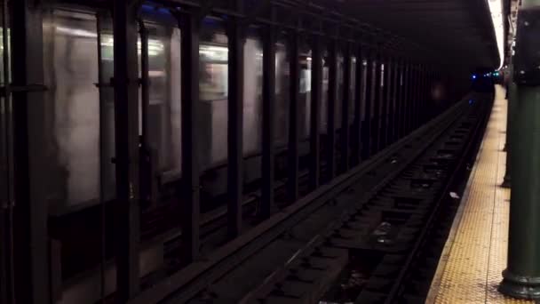 ニューヨーク市内の高速地下鉄Mtaはすぐに中間線の駅を通過します — ストック動画