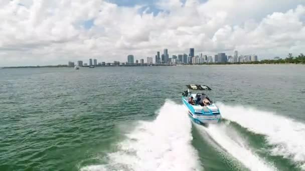 Barco Miami Viajando Velocidades Rápidas Hacia Centro Miami — Vídeos de Stock