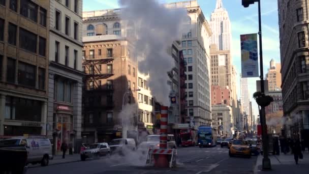 New York City Street Med Berömda Orange Och Vita Ånghögar — Stockvideo